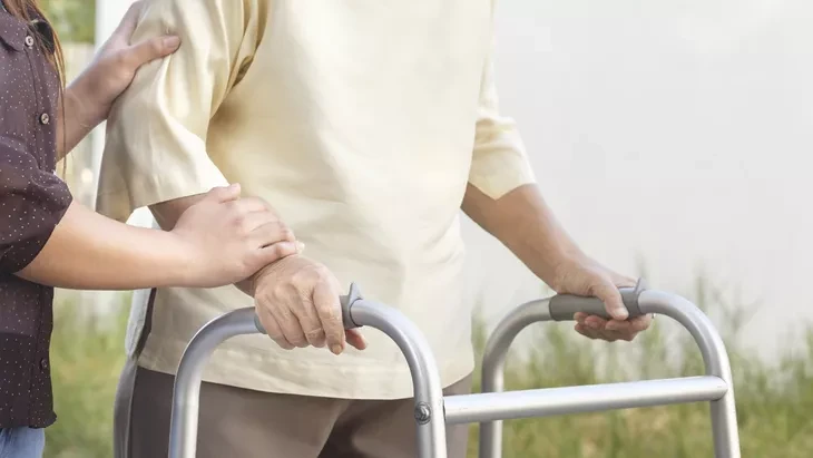 Kiat Perawatan Stroke pada Lansia